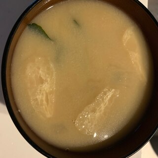 油揚げと玉ねぎとわかめの味噌汁